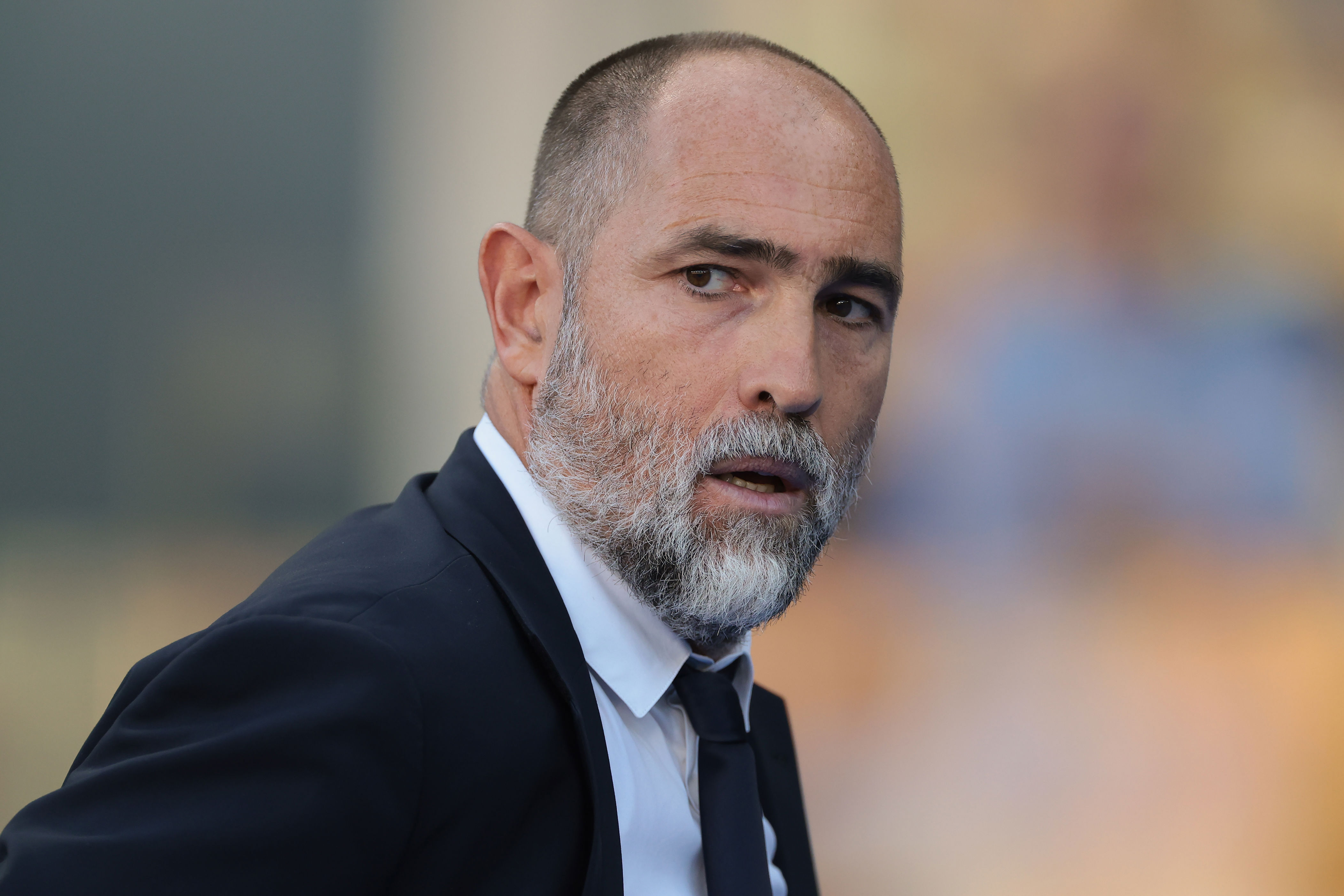 尔以及管理, 的比赛, 次主场迎战